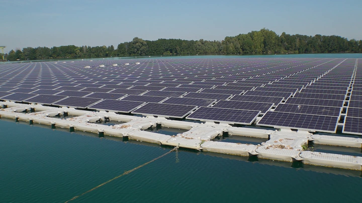Welche Argumente es für Photovoltaik auf einem See gibt - SWR Aktuell