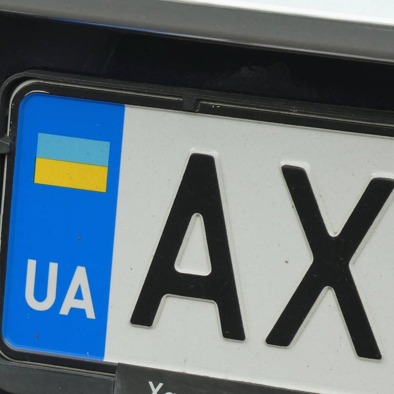 Ein ukrainisches Kennzeichen von einem Auto. Einem Stadtrat aus Baden-Baden wird vorgeworfen, mindestens auf zwei Autos mit ukrainischem Kennzeichen Hakenkreuze gemalt zu haben.  (Foto: IMAGO, Horst Galuschka (Symbolbild))