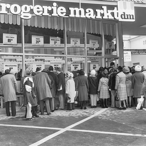 Die Eröffnung der ersten Filiale von dm in Österreich war gut besucht. Auch der erste dm-Markt in Karlsruhe stieß auf reges Interesse bei den Kunden. (Foto: dm-drogerie markt)