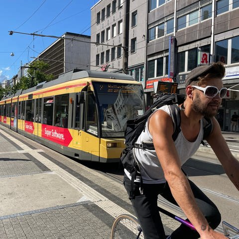 Straßenbahnen, Fahrradfahrer und Fußgänger in der Innenstadt von Karlsruhe (Foto: SWR, Susann Bühler)