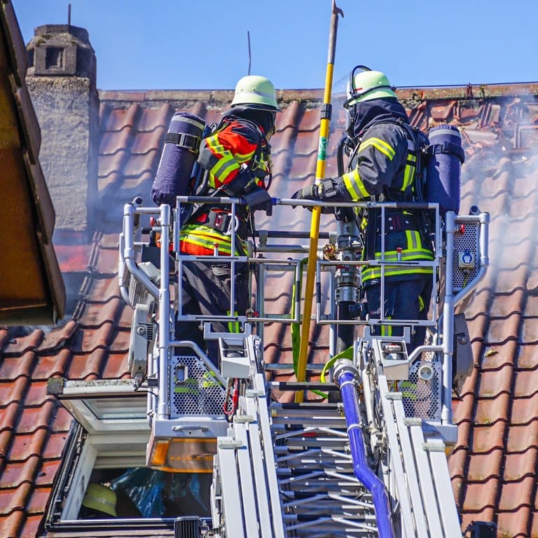 Feuerwehreinsatz bei Gebäudebrand in Lichtenau (Kreis Rastatt): Einsatzleute versuchen einen Brand im Dachstuhl zu löschen (Foto: Einsatz-Report24)