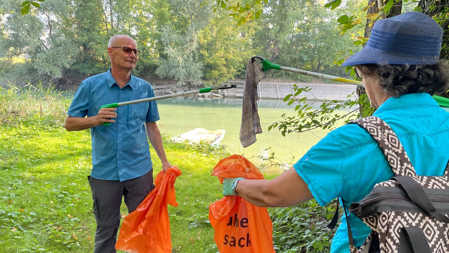 RhineCleanUp 2023 in Karlsruhe am Rhein. Hier sammeln Freiwillige Müll, um den Rhein und die Meere sauber zu halten. (Foto: SWR)