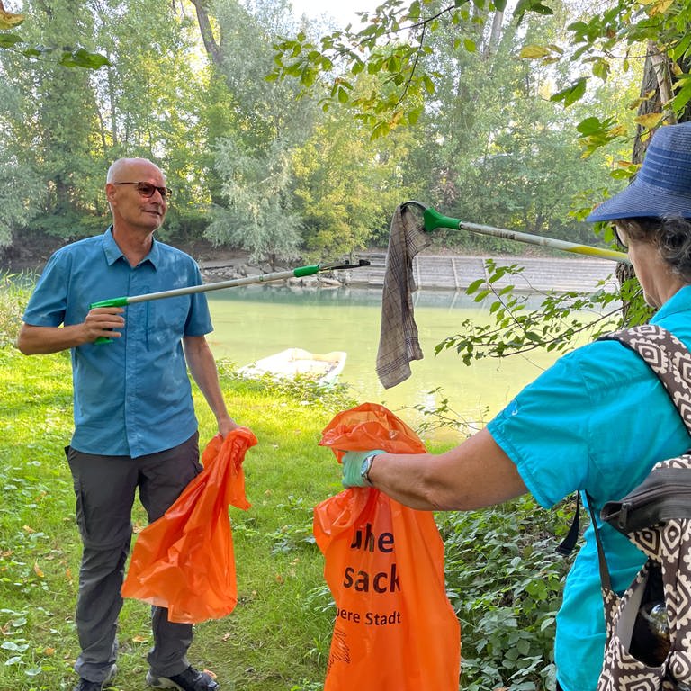 RhineCleanUp 2023 in Karlsruhe am Rhein. Hier sammeln Freiwillige Müll, um den Rhein und die Meere sauber zu halten.  (Foto: SWR)