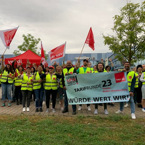Mitarbeiterinnen und Mitarbeiter, die für das Verteilzentrum von der Drogeriemarktkette dm in Waghäusel arbeiten, streiken. (Foto: SWR)