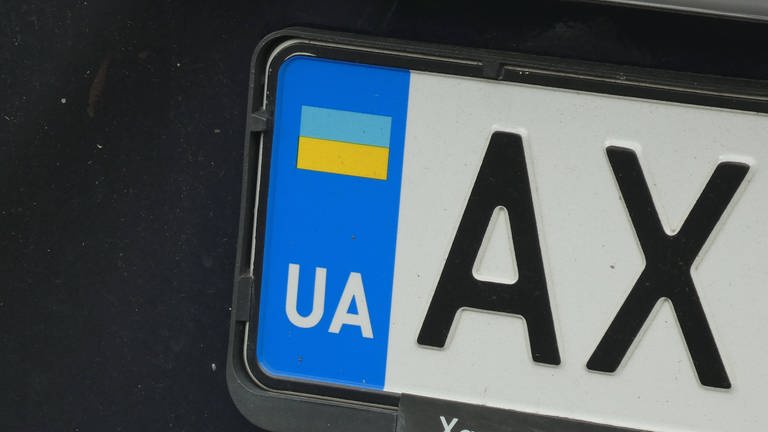 Ein ukrainisches Kennzeichen von einem Auto. Einem ehemaligen Stadtrat der AfD aus Baden-Baden wird vorgeworfen, mindestens auf zwei Autos mit ukrainischem Kennzeichen Hakenkreuze gemalt zu haben.  (Foto: IMAGO, Horst Galuschka (Symbolbild))
