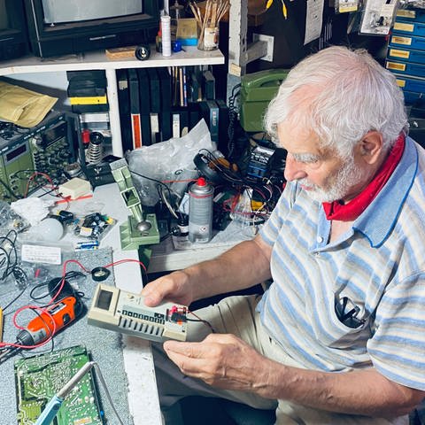 Der Fernsehtechniker Detlev Blaßmann aus Karlsruhe ist 80 und repariert seit über 60 Jahren alles was einen Stecker hat  (Foto: SWR, Foto: Johannes Stier )