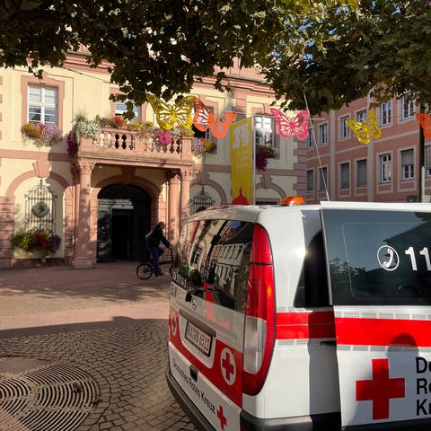 In Rastatt gibt es einen Stromausfall. Auf dem Marktplatz gab es vor dem Rathaus eine Anlaufstelle für den Notfall. (Foto: SWR, Patrick Neumann)
