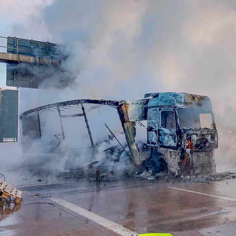 Auf der A5 am Dreieck Karlsruhe ist ein Lkw in eine Leitplanke gefahren und ausgebrannt. Die A5 ist voll gesperrt. (Foto: ER24 / FW Ettlingen / EinsatzReport24)