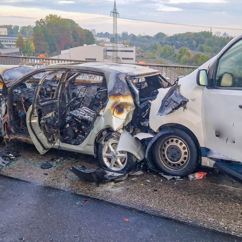 Ausgebranntes Auto nach Unfall auf A5 bei Karlsruhe (Foto: Pressestelle, Sascha Meier / EinsatzReport24)