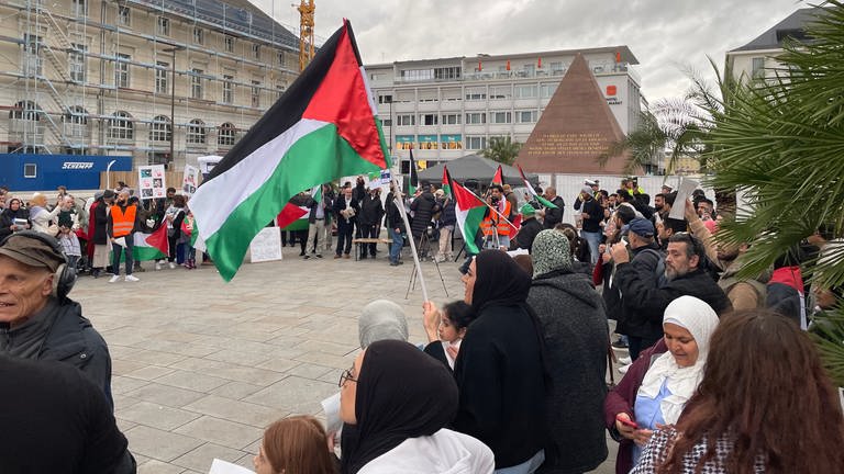 Pro-palästinensische Kundgebung auf dem Karlsruher Marktplatz (Foto: SWR, Mathias Zurawski)
