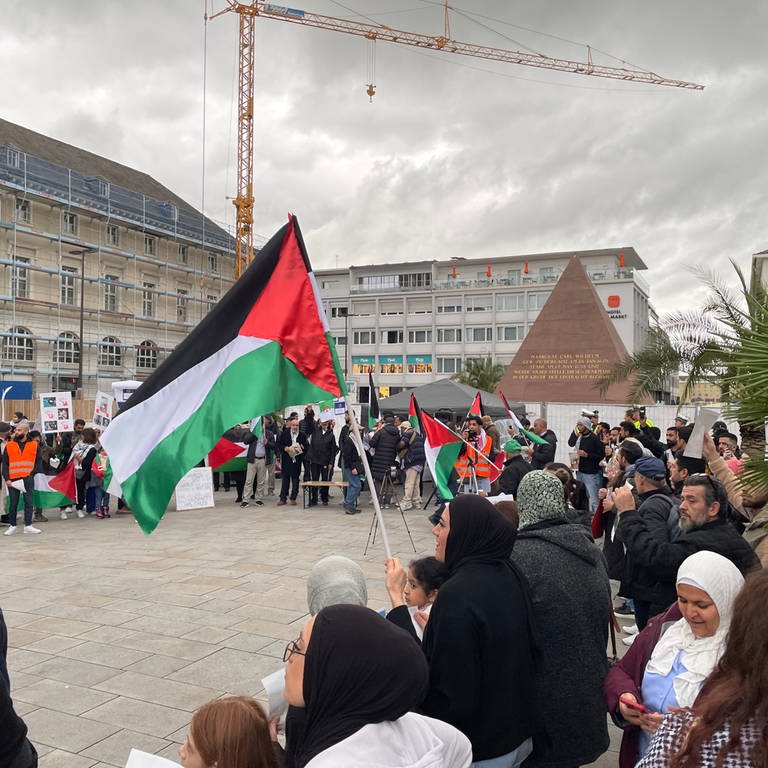 Pro-palästinensische Kundgebung auf dem Karlsruher Marktplatz (Foto: SWR, Mathias Zurawski)
