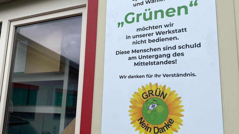 Am Handwerksbetrieb von Fensterbau Jourdan aus Althengstett im Kreis Calw hängt ein Schild mit der Aufschrift "Symphatisanten und Wähler der Grünen möchten wir in unserer Werkstatt nicht bedienen". (Foto: SWR)