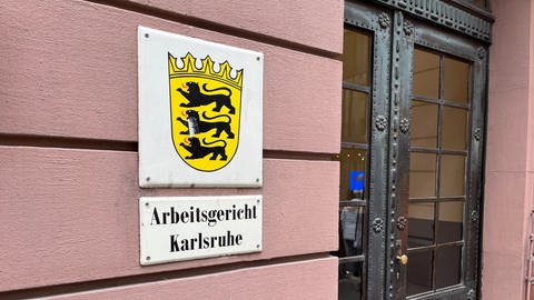 Arbeitsgericht in Karlsruhe erklärt die Kündigung zweier Mitarbeiter durch dm für unwirksam (Foto: SWR)