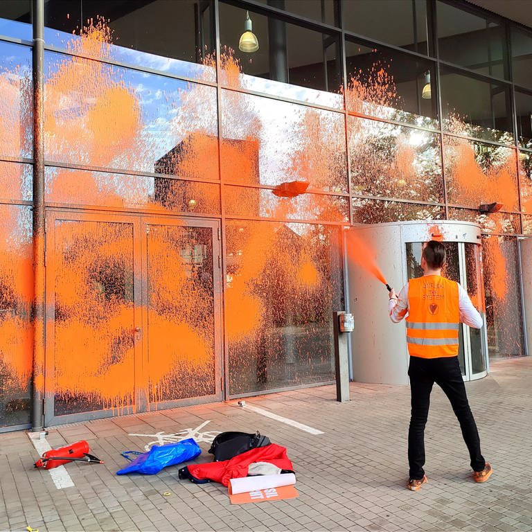 Aktivisten von der "Letzten generation" haben die Türe des Audimax am KIT mit orangener Farbe beschmiert (Foto: Thomas Riedel)
