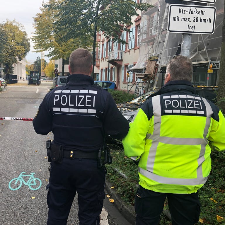 Polizei in Stuttgart: Irreführendes Foto – Trägt die Kripo ihre Waffe in  der Bahn offen? - Stuttgart