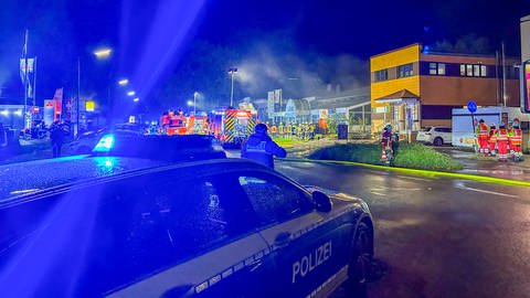 Großeinsatz der Feuerwehr bei Autohausbrand in Karlsruhe (Foto: Pressestelle, Tim Müller / EinsatzReport24)