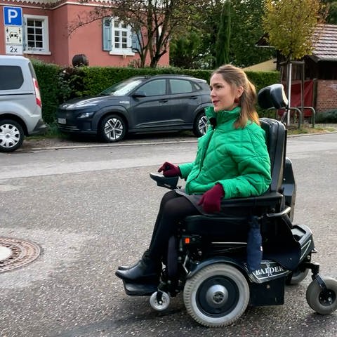 Nora Welsch ist mit ihrem Rollstuhl in Baden-Baden unterwegs (Foto: SWR, Rebekka Plies)