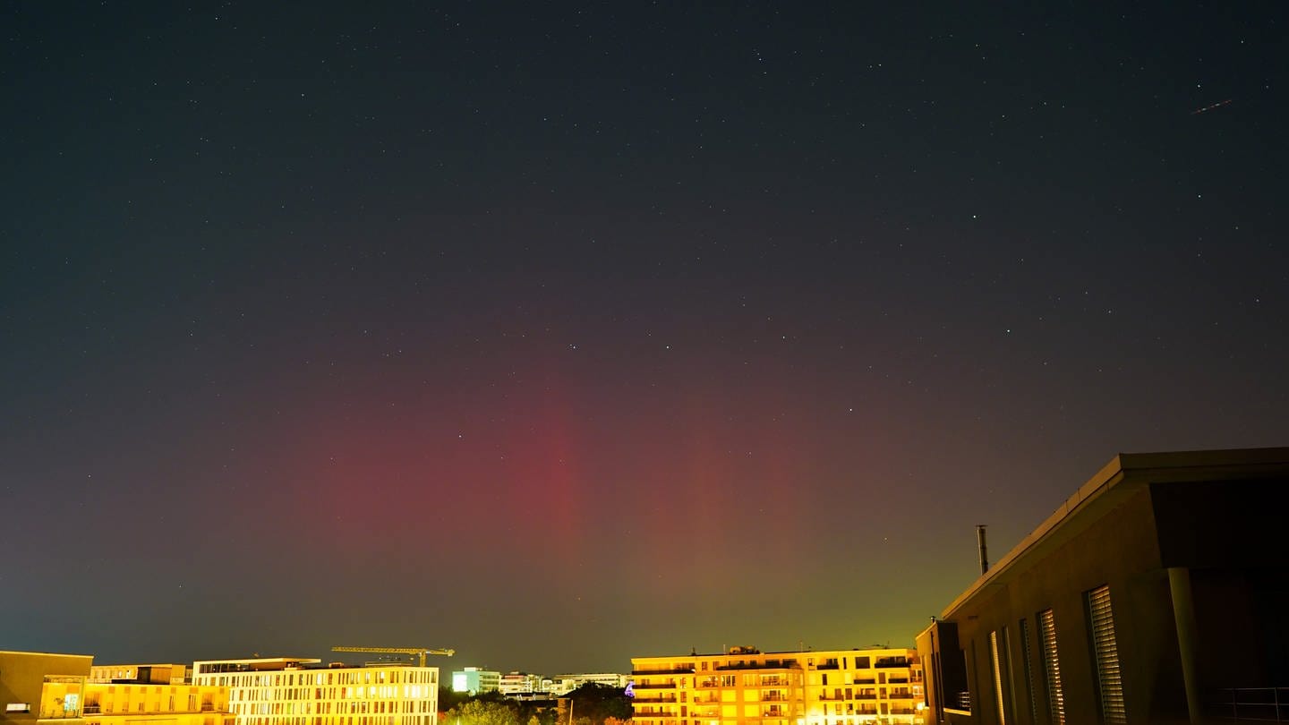 Die Polarlichter waren in der Nacht auf Montag (25.09.) auch in Karlsruhe zu sehen. Hier eine Aufnahme aus dem City-Park. (Foto: Fotograf: Alexander Seiffer)