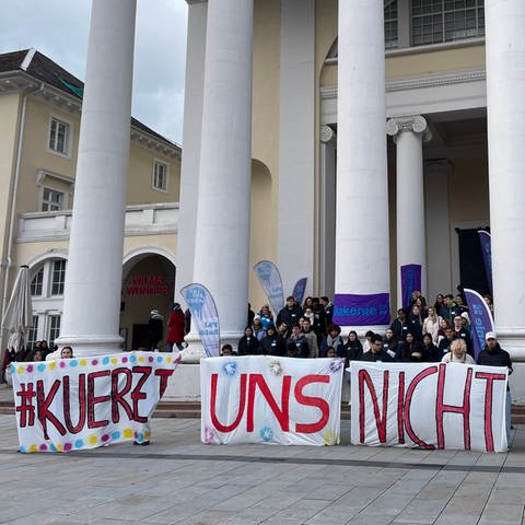 Kürzungen der Bundesregierung geplant: Demonstration für den Erhalt des Freiwilligendienstes in Karlsruhe (Foto: SWR)