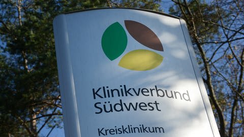 Ein Schild mit der Aufschrift "Klinikverbund Südwest" steht in Nagold (Baden-Württemberg) vor dem Krankenhaus. (Foto: dpa Bildfunk, picture alliance / dpa | Franziska Kraufmann)