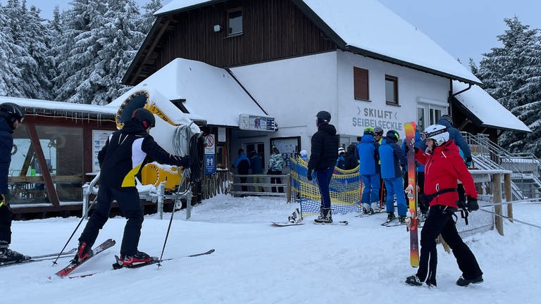 Wintersport im Nordschwarzwald: Nach dem Neuschnee Ende Januar haben Lifte und Skipisten dort wieder geöffnet (Foto: SWR, Susann Bühler)