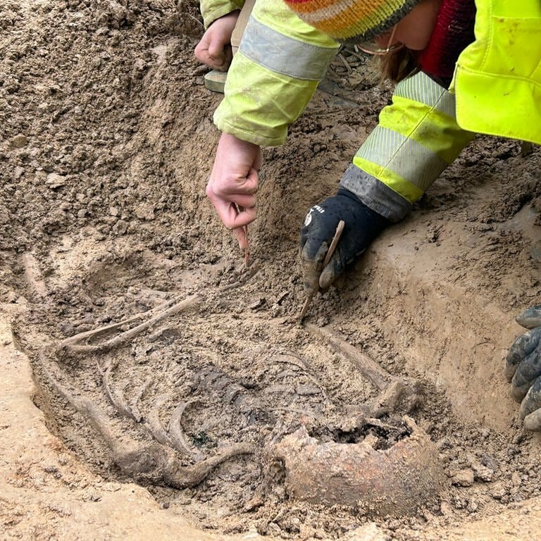 Bei Bauarbeiten gefunden: In Karlsruhe Durlach wurden 22 Skelette auf einem unbekannten Friefhof entdeckt. Archäologen graben ein Skelett aus. (Foto: SWR)