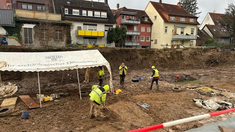 Bei Bauarbeiten gefunden: In Karlsruhe Durlach wurden 22 Skelette auf einem unbekannten Friefhof entdeckt. Archäologen an der Ausgrabungsstätte (Foto: SWR)