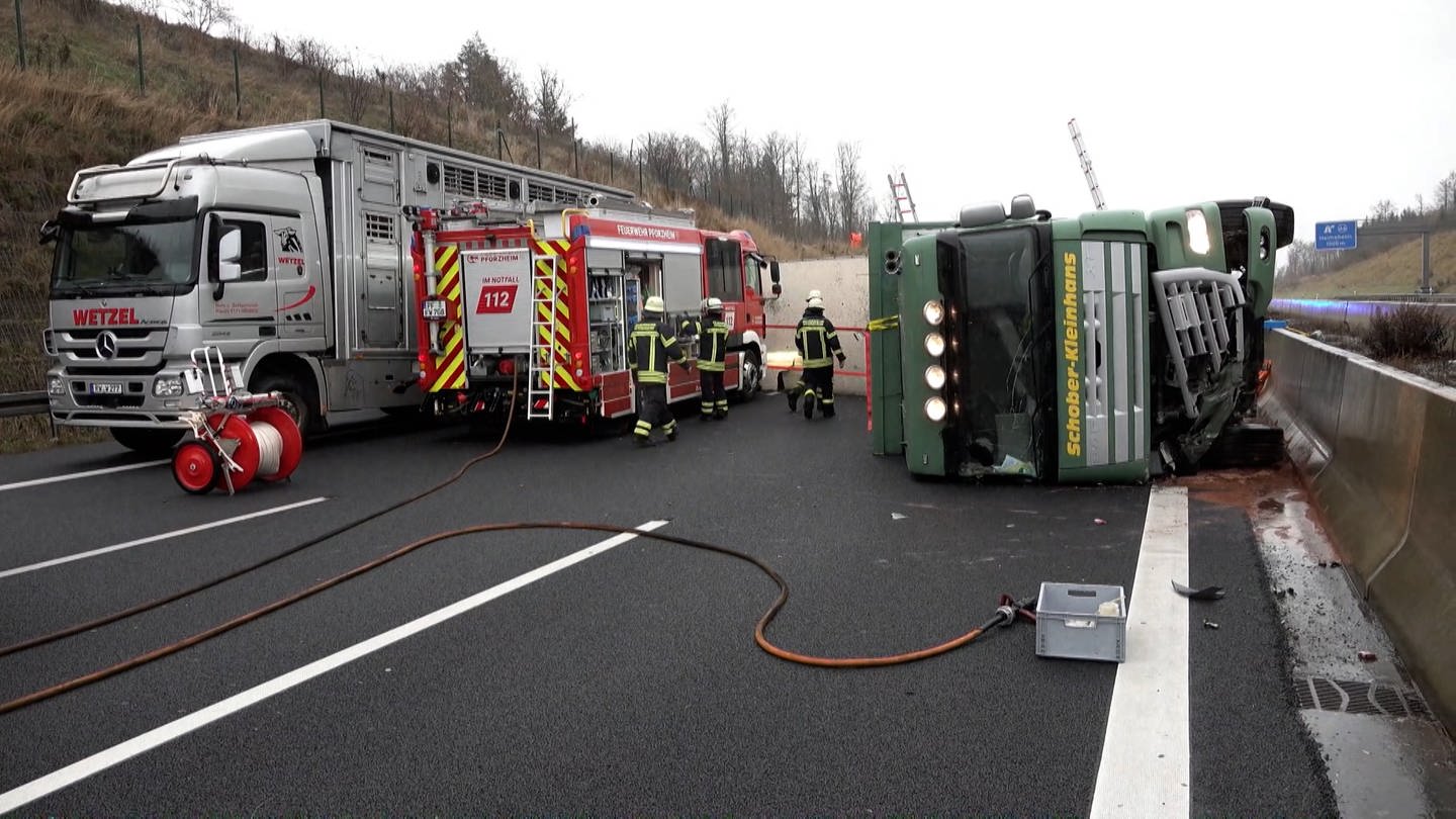 Beifahrerin will Fahrer korrigieren: Unfall auf A8 - Baden