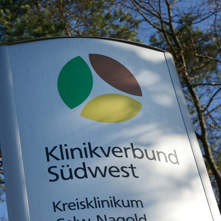 Ein Schild mit der Aufschrift "Klinikverbund Südwest" steht in Nagold (Baden-Württemberg) vor dem Krankenhaus.