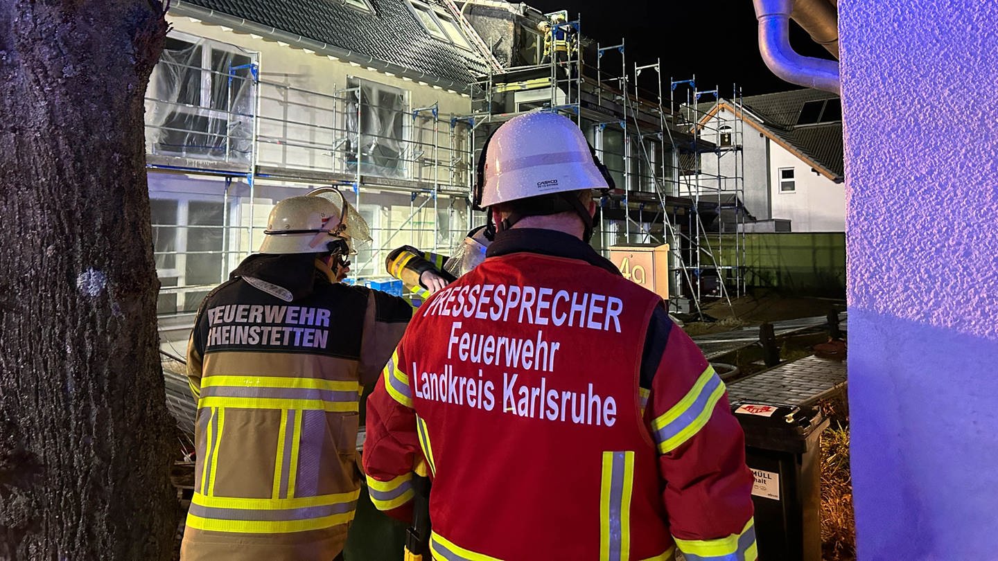 In Rheinstetten (Kreis Karlsruhe) hat der Dachstuhl eines Neubaus ein Feuer ausgebrochen. Bereits in den vergangenen Tagen hatte es in Rheinstetten zweimal gebrannt. (Foto: Tim Müller / EinsatzReport24)