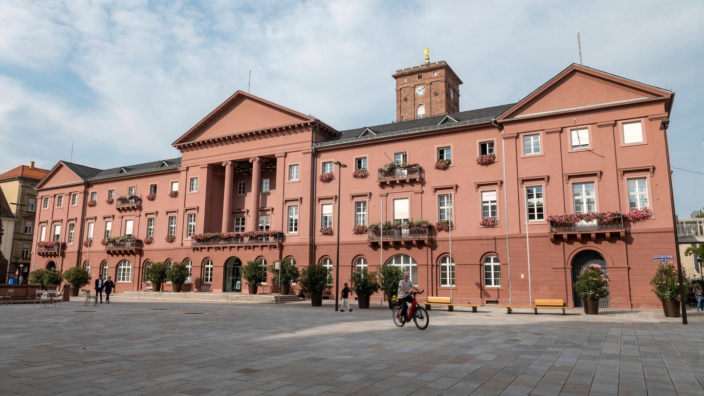 Das Rathaus der Stadt Karlsruhe auf dem Marktplatz. Das Regierungspräsidium hat den Doppelhaushalt 2024/2025 ohne Auflagen genehmigt. (Foto: IMAGO, IMAGO / Richard Wareham)