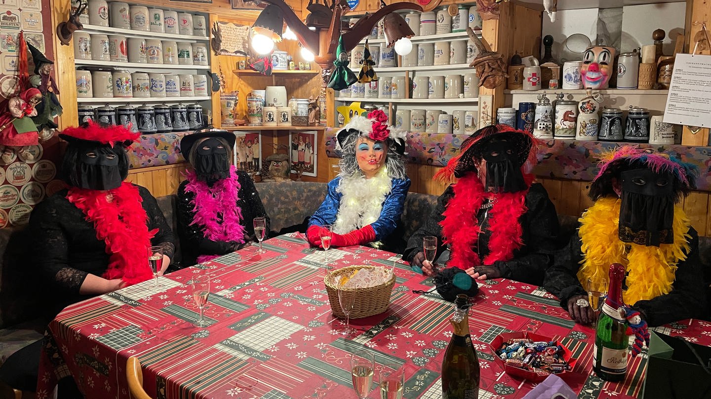 Fünf Frauen sind verkleidet und maskiert beim Schnurren in Gaggenau. Sie wollen die alte Tradition an Fastnacht aufrecht erhalten. (Foto: SWR)