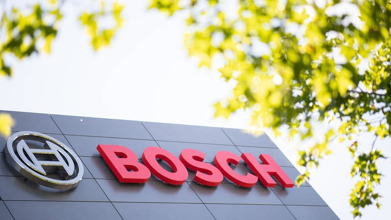 Das Logo und der Name des Maschinenbauunternehmens Bosch hängen an einem Gebäude. Am badischen Standort BühlBühlertal sollen rund 700 Vollzeitstellen abgebaut werden (Foto: dpa Bildfunk, picture alliance/dpa | Sebastian Gollnow)