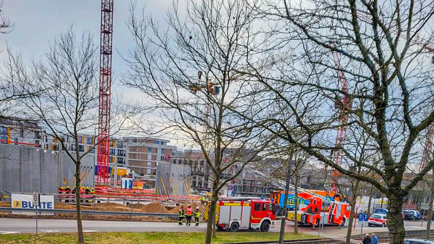 Die Feuerwehr ist im Einsatz an einer Baustelle in Rheinstetten (Landkreis Karlsruhe), wo ein Mann verschüttet wurde. (Foto: Einsatz-Report24)