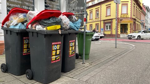 Wertstofftonnen in der Innenstadt von Karlsruhe (Foto: SWR)
