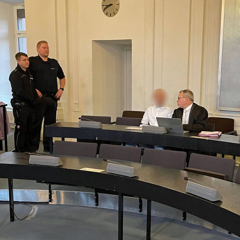 Geiselnehmer Prozess startet in Karlsruhe. Ein 21-jähriger Mann hatte im März 2023 in einer Apotheke in Karlsruhe mehrere Menschen als Geiseln genommen. (Foto: SWR)