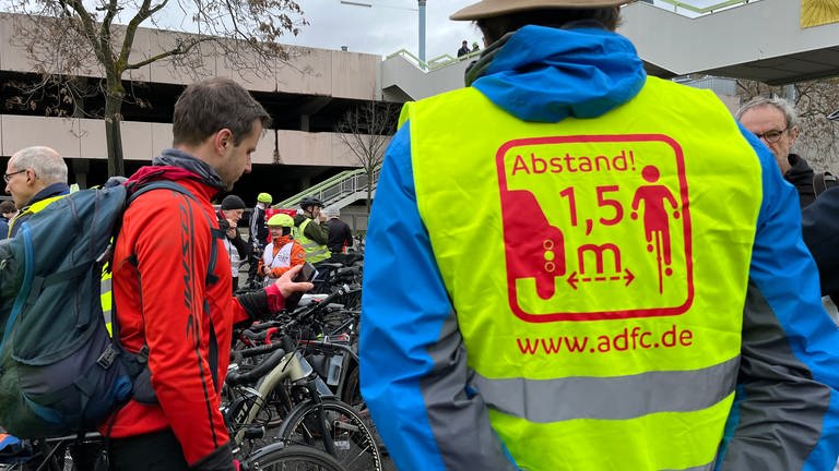 Auf der gelben Ordnerweste eines ADFC-Mitglieds bei der Demo in Gedenken an "Natenom" in Pforzheim steht "Abstand 1,5 Meter". (Foto: SWR)
