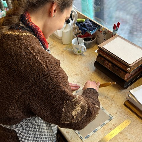 Larissa Ebel ist Buchbinderin aus Leidenschaft. Sie hat sich mit einem eigenen Geschäft in Calw selbsständig gemacht. (Foto: SWR, Mirka Tiede)