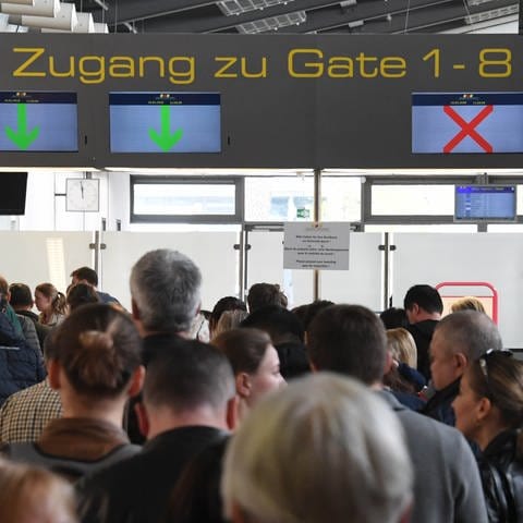 Abfertigung von Reisenden am Flughafen KarlsruheBaden-Baden (Foto: picture-alliance / Reportdienste, picture alliance / Uli Deck/dpa )