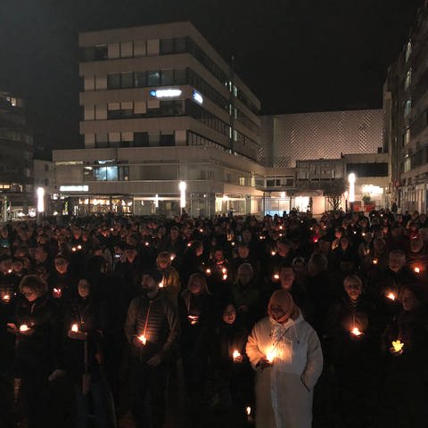 Menschen in Pforzheim gedenken am Abend mit einer Kerze in der Hand den Opfern der Bomennacht am 23. Februar 1945 (Foto: SWR, Daniel Günther)