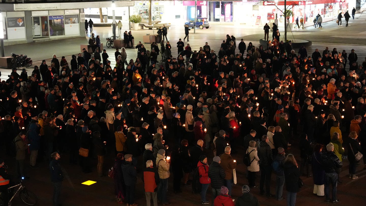 Mehrere hundert Menschen haben in Pforzheim der mehr als 17.000 Toten der Bombennacht vom 23. Februar gedacht. (Foto: Stadt Pforzheim/Christian Schweizer)