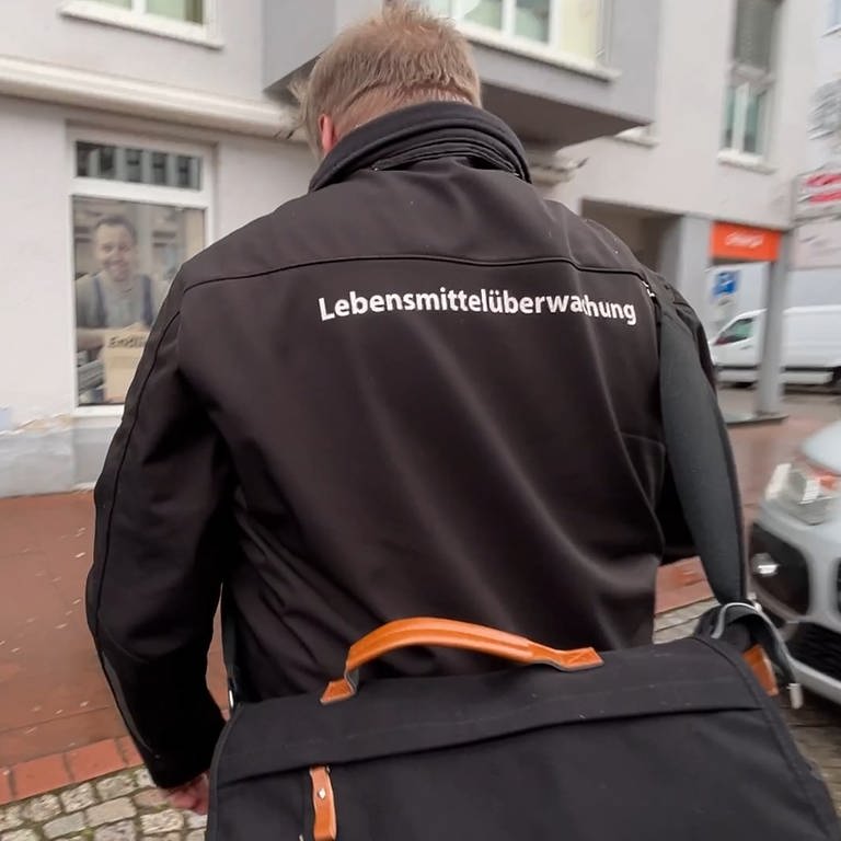 Lebensmittelkontrolleur Michael Ring auf dem Weg zu einer Lebensmittelkontrollo in Rastatt. Im schlimmsten Fall landen Betriebe auf der Ekelliste. (Foto: SWR)