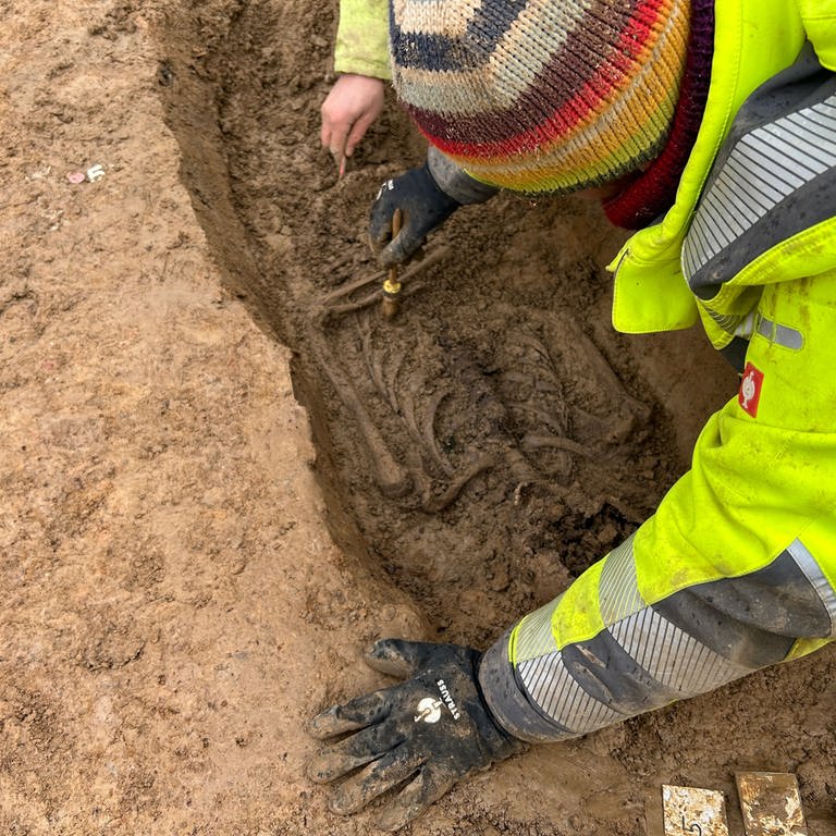 Bei Bauarbeiten gefunden: In Karlsruhe Durlach wurden Skelette auf einem unbekannten Friedhof entdeckt. (Foto: SWR)