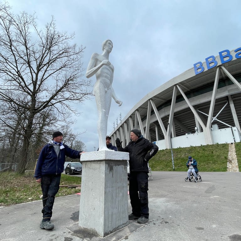 Der Nackte Mann steht wieder vor dem Wildparkstadion in Karlsruhe (Foto: SWR)