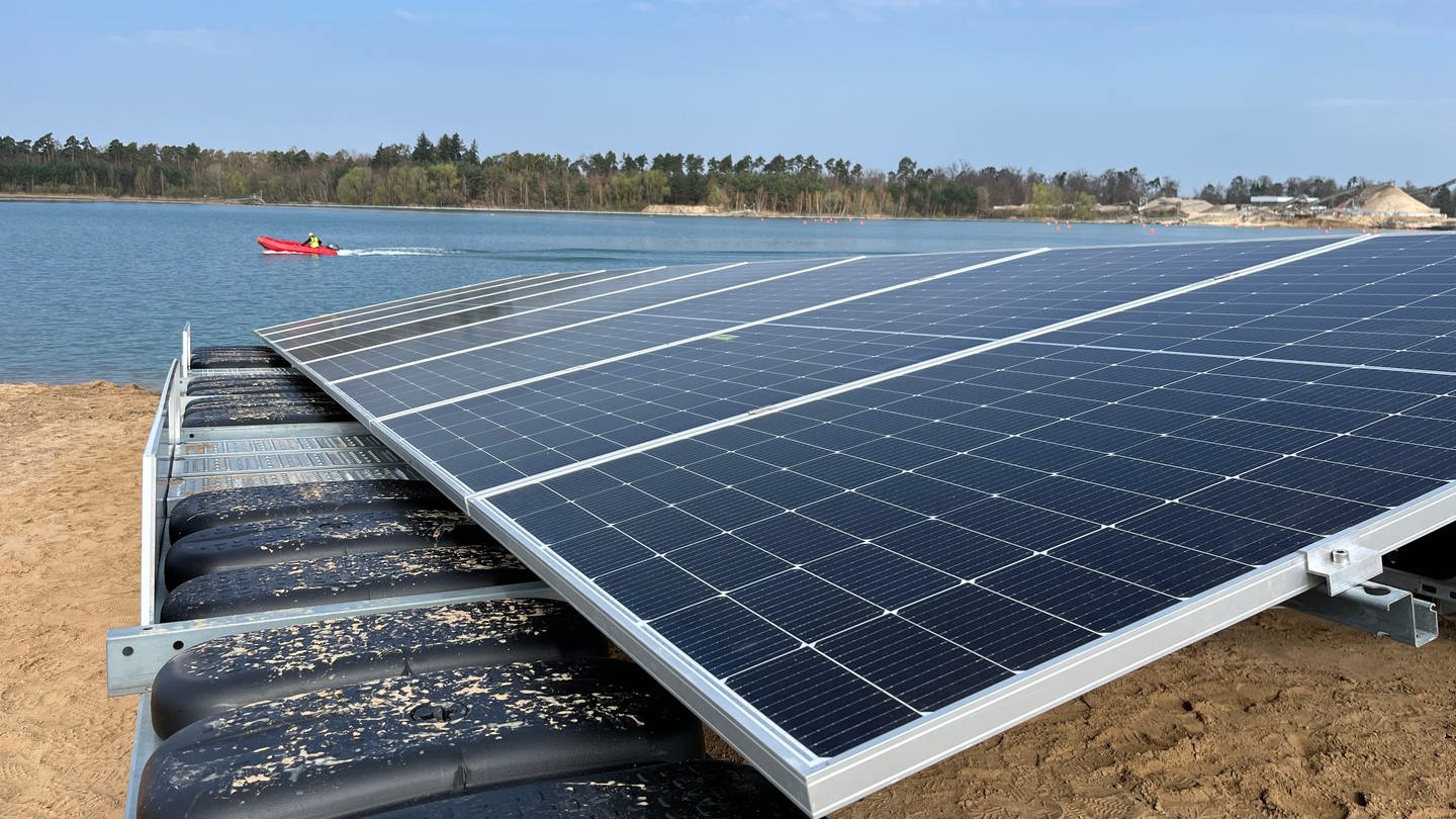 Die Photovoltaik-Anlage ensteht auf dem Philippsee in Bad Schönborn im Landkreis Karlsruhe. (Foto: SWR)