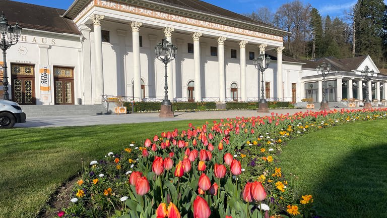 Vor dem Kurhaus in Baden-Baden blühen Tulpen. (Foto: SWR, Patrik Neumann)