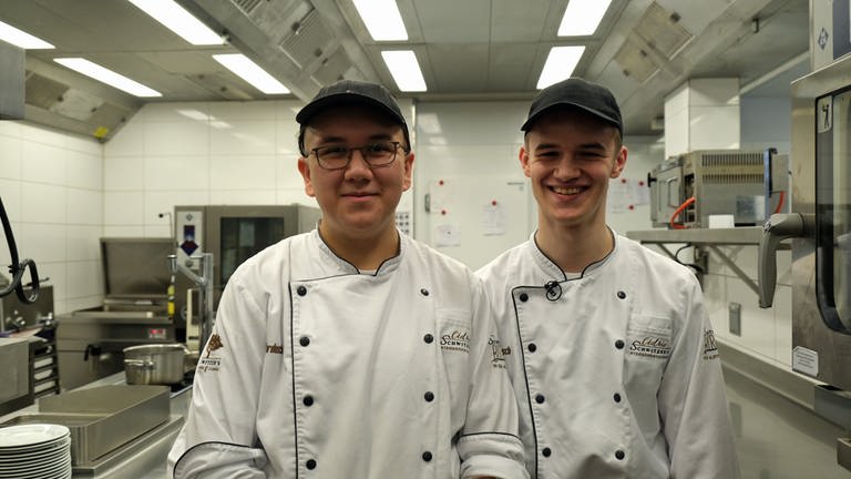Simon Le und Nico Pupp machen ihre Koch-Ausbildung in einem Gourmet Restaurant in Waldbronn bei Karlsruhe. Das könnte heute Abend schon seinen zweiten Michelin Stern bekommen. (Foto: SWR, Hannah Radgen)