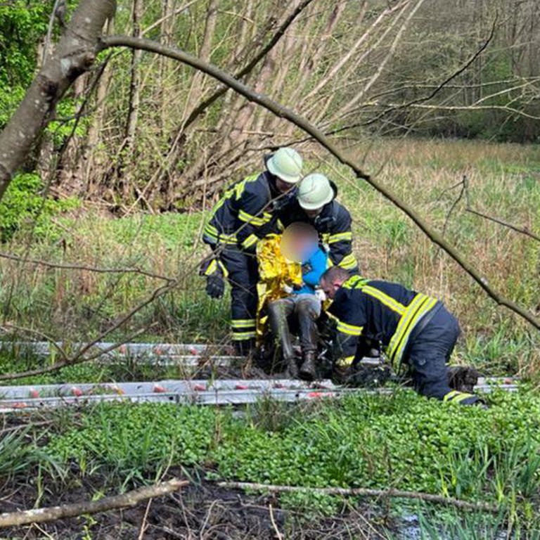 Einsatzkräfte der Feuerwehr retten ein Jungen aus einer Wiese in Pforzheim, die sich durch Regen in Schlamm verwandelt hat. (Foto: Feuerwehr Pforzheim)