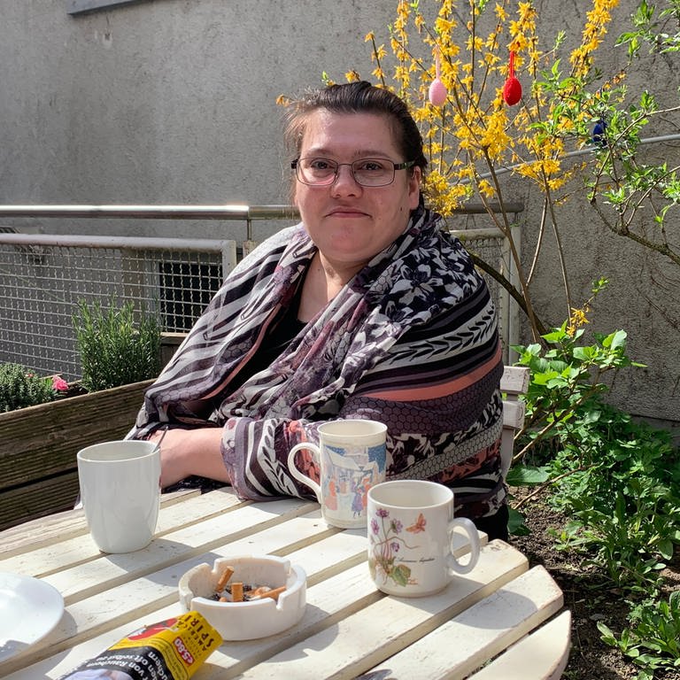 Michaela Engels aus Karlsruhe ist von Armut betroffen. So wie ihr gehen es rund 1,5 weiteren Menschen in Baden-Wüttemberg, das zeigt der aktuelle Armutsbericht. (Foto: SWR, Heiner Kunold)