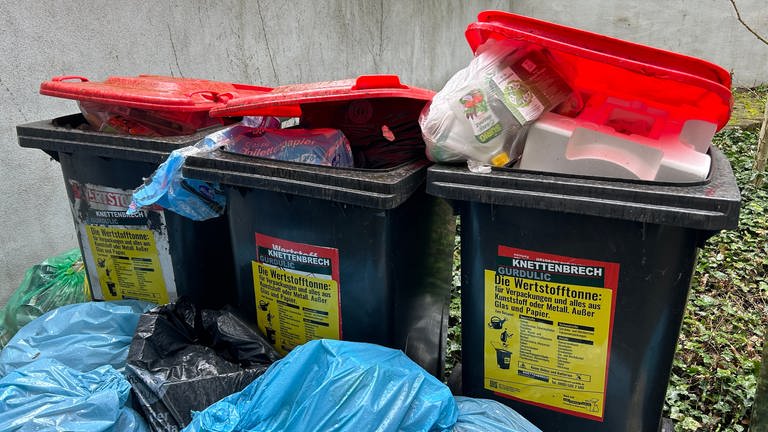 Überquellende Wertstofftonnen. Ärger über die Wertstofftonne in Karlsruhe: Nachdem ein neuer Dienstleister die Abholung des Mülls übernommen hat, gibt es Ärger in der Stadt.  (Foto: SWR)